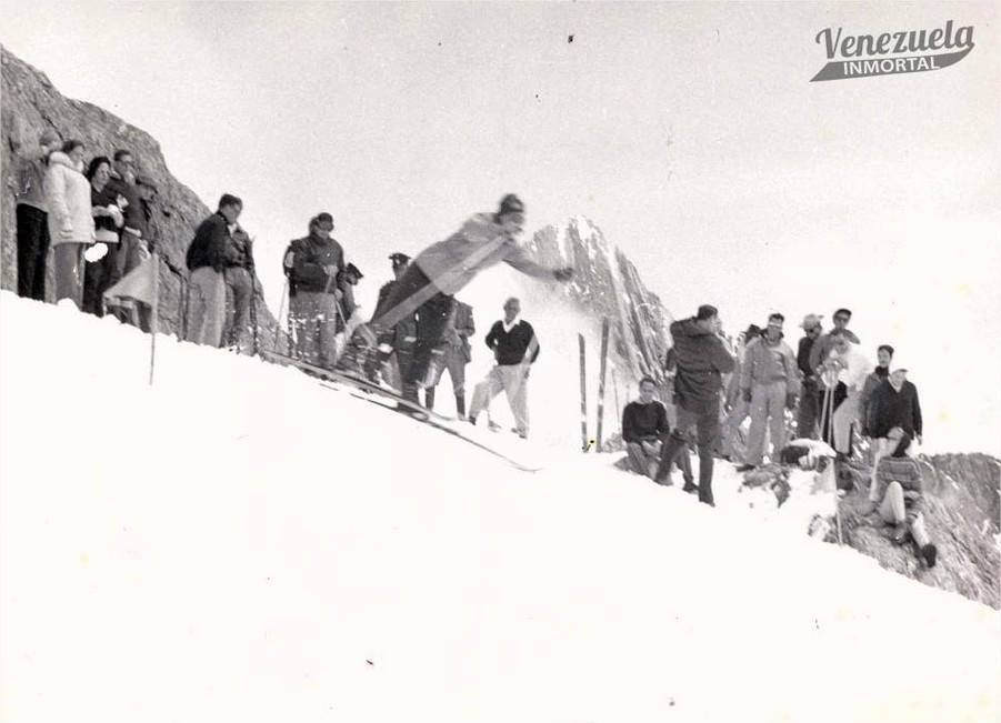 jorgevillet's tweet photo. #28Ene #MéridaDeSiempre
En 1956 se realizó en Pico Espejo el I Campeonato Nacional de Esquí, organizado por El Club Andino Venezolano. El programa fijaba una bajada libre y una bajada tipo “slalom”. Algunos esquiadores lograron velocidades de hasta 100 km/h en bajada libre. https://t.co/CeLp957Zxp