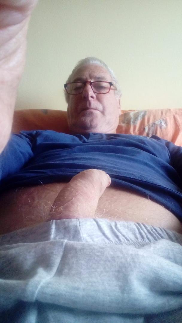 Quest'uomo si chiama Calla, è un vecchio pervertito che ha approfittato di una ragazzina prestandogli molta attenzione, questa foto sarà in tutti i paesi del mondo come anche le reti e volevamo che chiunque conosca quest'uomo  chiama immediatamente questo link journaget @ gmail