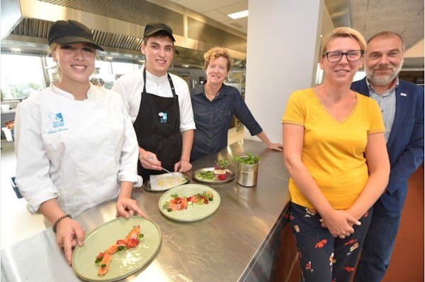 RaymondaVerdyck's tweet photo. Gisteren opening nieuwe hotelschool de Foodbox, uitgerust met moderne didactische keukens en een restaurant open voor het publiek. Kwaliteitsvol onderwijs voor leerlingen hotel – voltijds, deeltijds en duaal – en cursisten avondonderwijs. #GOinvesteert #GObouwt #fieroponsGO https://t.co/lxFhMa8TII