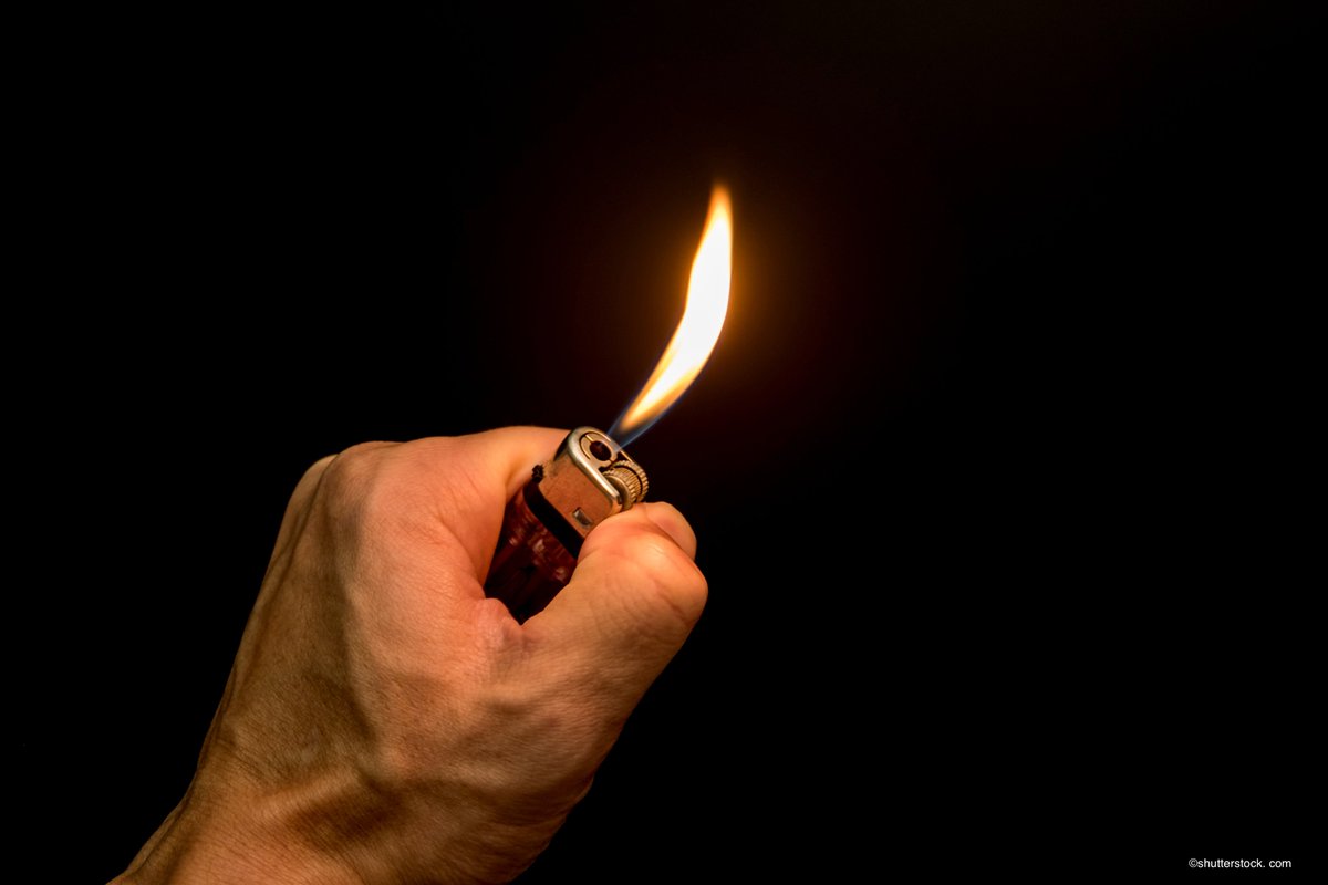 Парень поджигает розу в руках. Зажигалка в женской руке. Горящая спичка в руке. Я с ней зажигал. Зажигалки горящие.