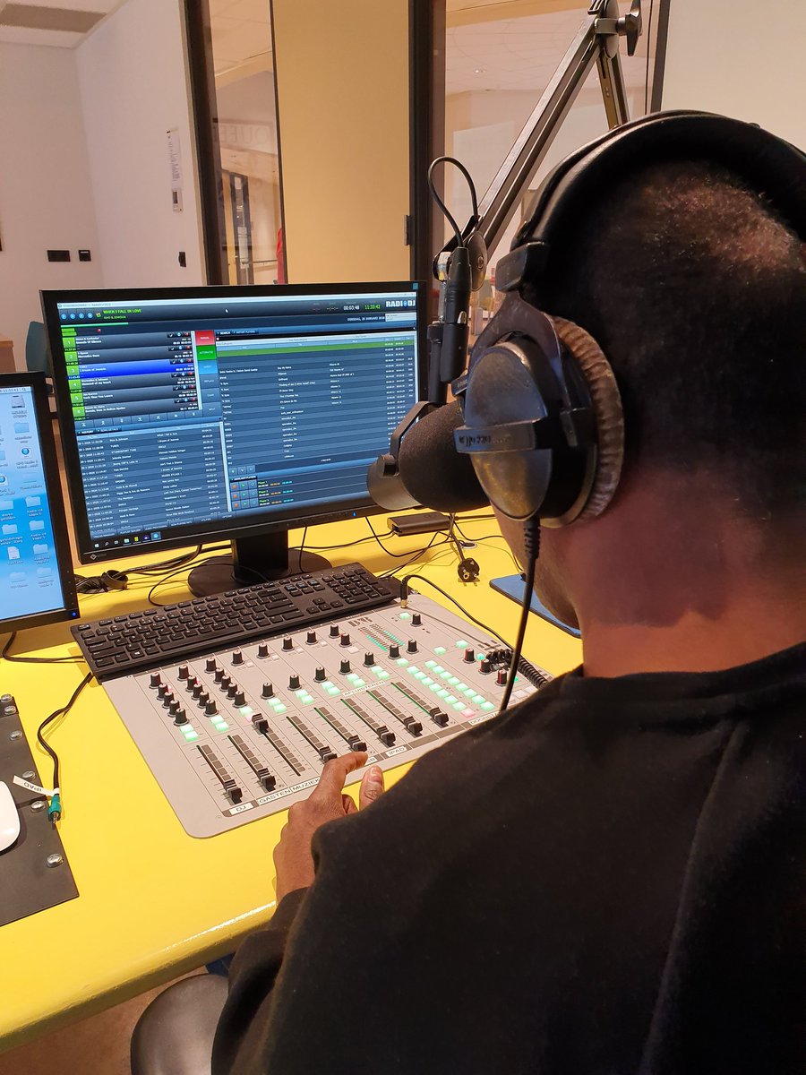 PetersMiranda87's tweet photo. Yesss!!! We zijn weer live! De afgelopen weken hadden we wat technische problemen maar we zijn weer live te horen via de site! https://t.co/gXkmsgsmjm #luisterjemee #muzieketalage @Visio_WD_Midden https://t.co/xcacvgIwJO