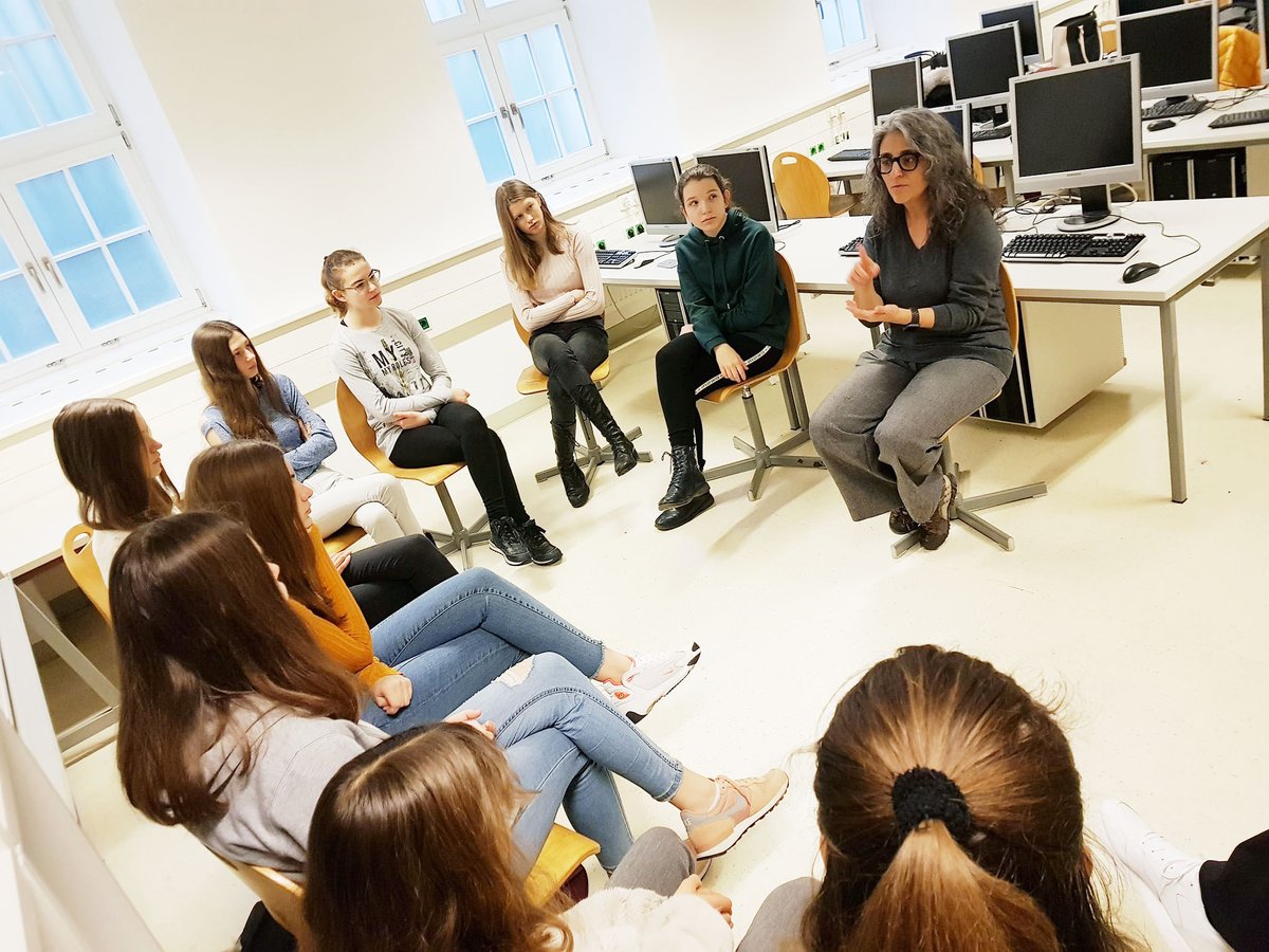 ADAalgorithmen's tweet photo. Prof. Hilda Tellioğlu @HildaTellioglu stellt im Gespräch mit Schülerinnen ihren Weg in die Informatik vor. Mit diesem Workshop eröffnet die Workshopreihe Tagebuch der Informatikerin @ österreichischen Schulen. #CSDiary #Informatik #WomenInSTEM #Österreich #EduPnx #DigitaleBildung https://t.co/czFfOKotPv