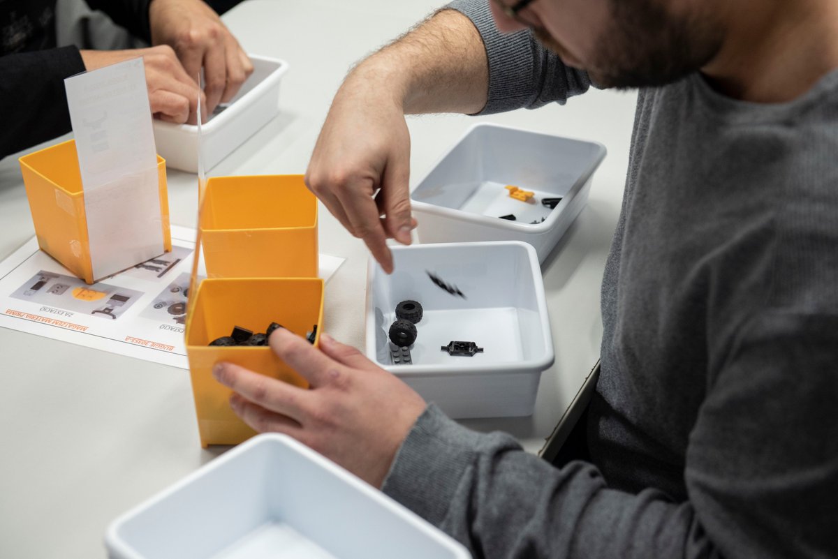 QRMInstitute's tweet photo. Avui som al @CfpManresa realitzant dues activitats simultànies amb més de 50 assistents. Tenim el Workshop  Buggie Lean on els participants experimenten la cadena de muntatge d'un cotxe. D'altra banda @SergiMussons, ens ofereix la conferència sobre #QRM.

Gràcies a tots i totes https://t.co/2MZfNdsewh