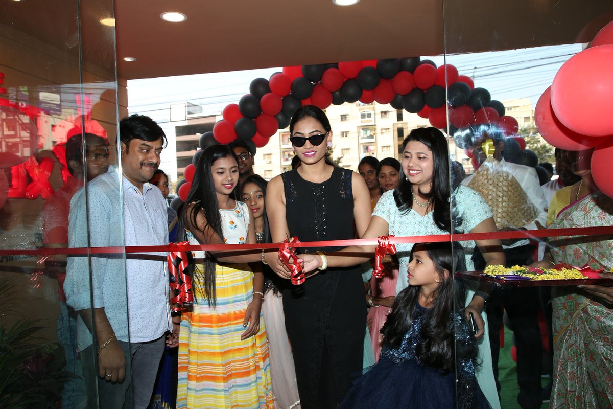 KarolyMedia's tweet photo. Coordinated Actress @ImSpandanaa for the inauguration of #Theredbox Indo   Chinese Food Takeaway At #Madinaguda  #Karolymedia https://t.co/W15rcOqE6A