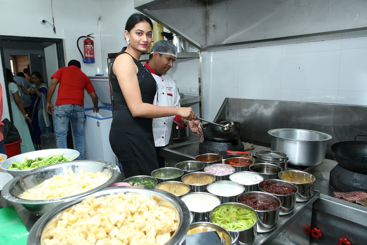 KarolyMedia's tweet photo. Coordinated Actress @ImSpandanaa for the inauguration of #Theredbox Indo   Chinese Food Takeaway At #Madinaguda  #Karolymedia https://t.co/W15rcOqE6A