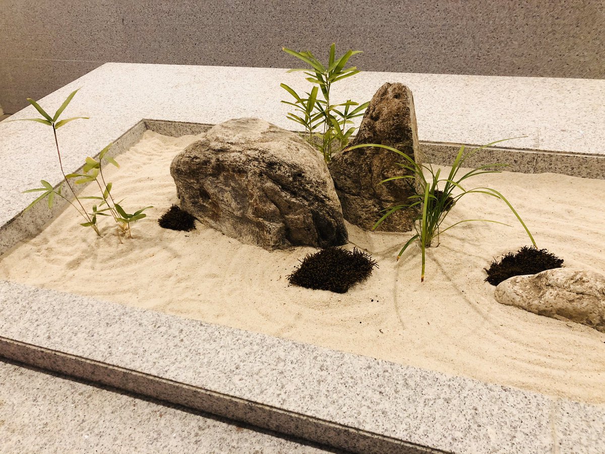 친구가 서울에 왔고,단쓴을 좋아하는 우리는 을지로 까페 <적당>에 왔다. 커피와 양갱. 안 어울리는 듯.각자는 너무 다르지만 함께하면 또 어울리는 존재들.우리처럼.