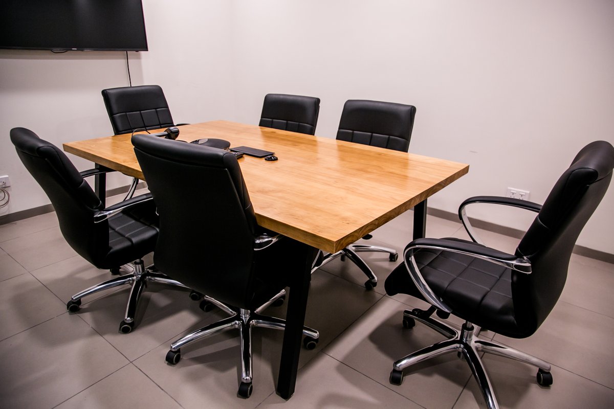 net2workgh's tweet photo. Rent our high-end boardroom for your meetings and presentations. visit https://t.co/C7Jpjk5bpS for more. #Net2work #Officespace https://t.co/44HRSNbYEs