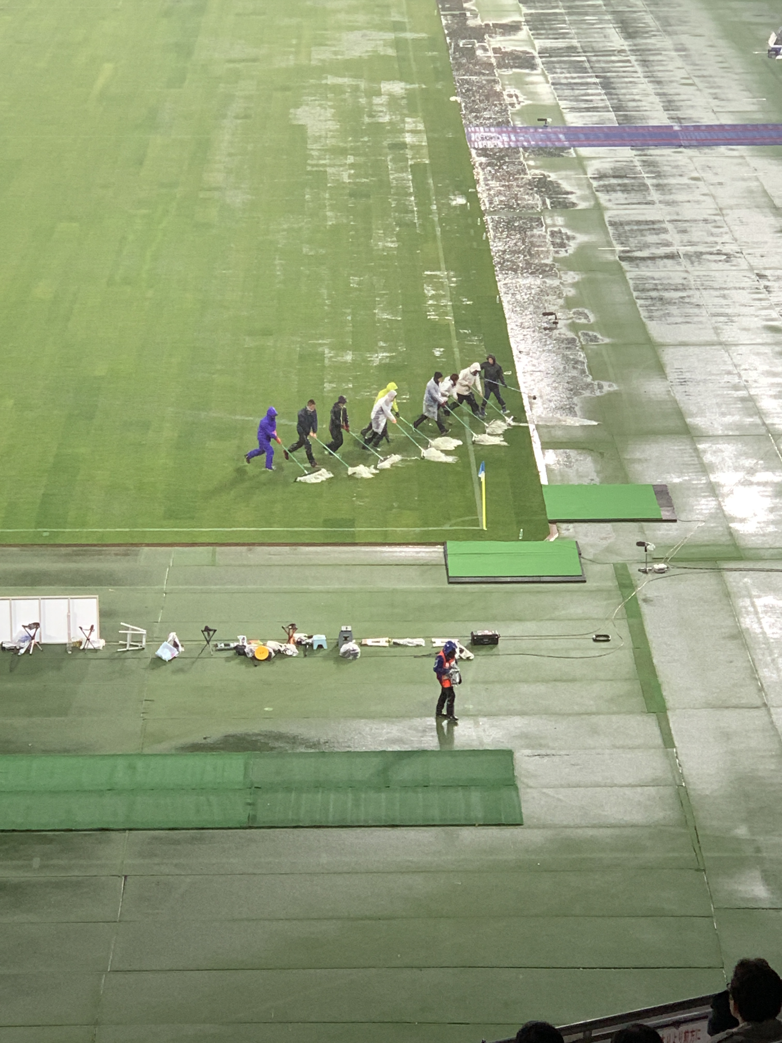 Kobamix グラウンドキーパーさん 雨対策ごくろうさまです いつもありがとうございます Fctokyo 味の素スタジアム T Co Oifhyzilaj Twitter