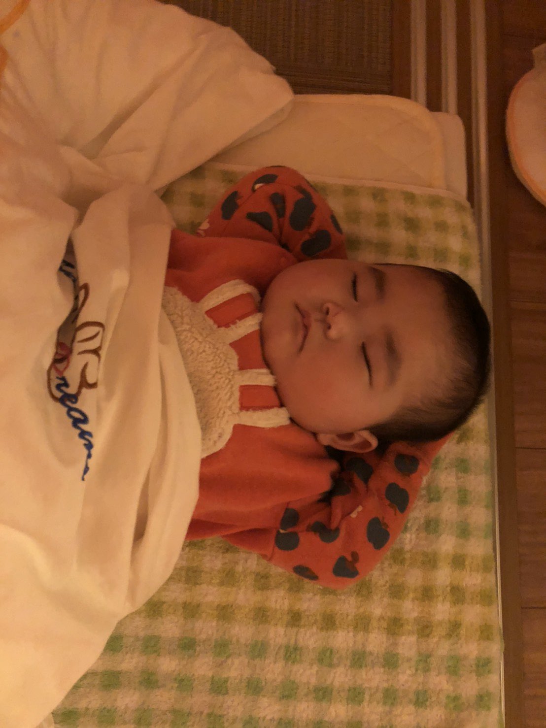 ヤング あけおめ うちの子はなぜか産まれてからずっと手枕で寝てる 検索しても同じ子いない 珍しいのかな もう可愛すぎて癒され すぎる 珍しいならバズらないかなぁ バズらないかなぁ みんなに可愛いあおさん見て欲しいなぁ 赤ちゃん 育児 乳児
