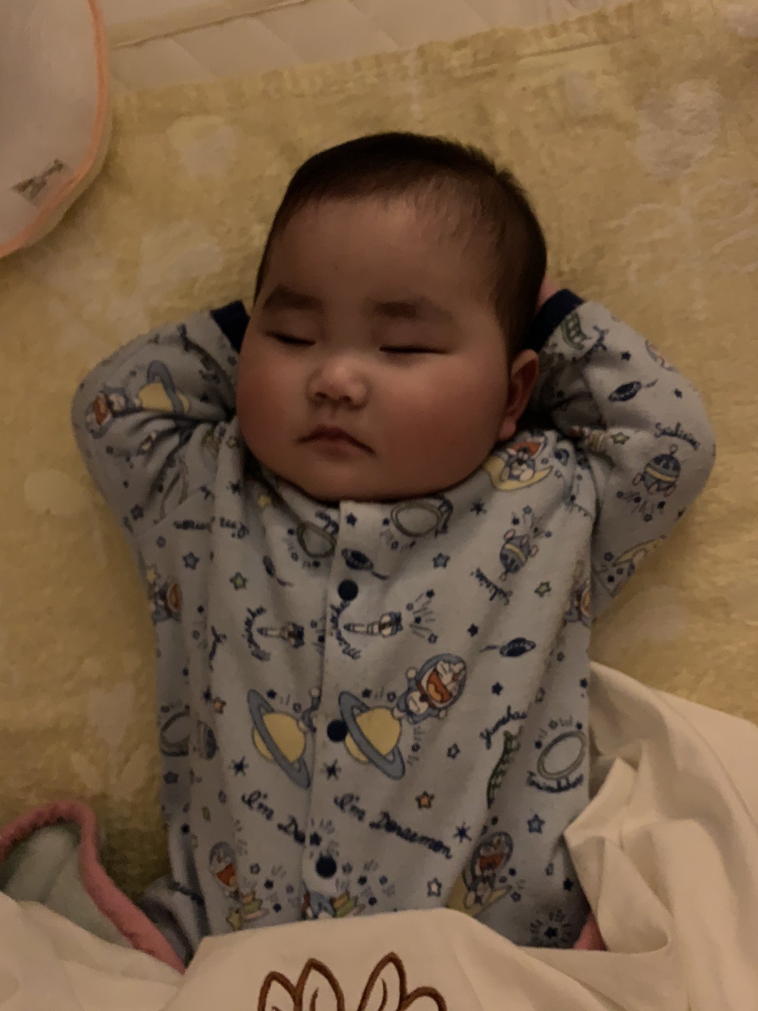 ヤング あけおめ うちの子はなぜか産まれてからずっと手枕で寝てる 検索しても同じ子いない 珍しいのかな もう可愛すぎて癒され すぎる 珍しいならバズらないかなぁ バズらないかなぁ みんなに可愛いあおさん見て欲しいなぁ 赤ちゃん 育児 乳児