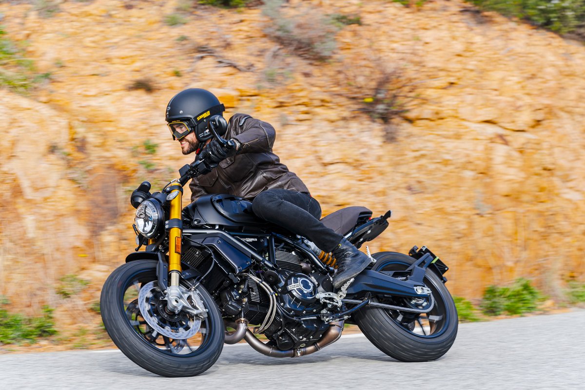 DucatiCanarias's tweet photo. La oportunidad de conducir con estilo y libertad incluso fuera de los centros urbanos: #JustPROs.
Nueva #Scrambler1100SportPRO con espejo retrovisor "Café Racer" y color "negro mate".
#ScramblerDucati #Scrambler #Ducati #1100PRO https://t.co/M33gz9SIam