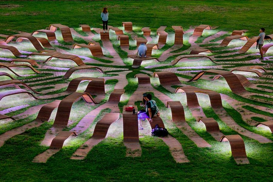 BIMMonde's tweet photo. Root Bench, une #sculpture d’art public de forme circulaire servant également de banc conçu pour représenter l’apparence d’une racine d’arbre dans le parc de Hangang à Séoul, en Corée du Sud. 🌳💯 #UrbanArchitecture #design 
https://t.co/10NcXH5Jci https://t.co/5aDDzGJlIb
