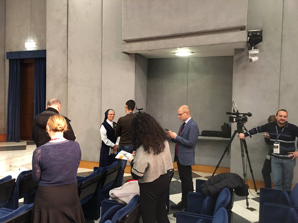 LaityFamilyLife's tweet photo. Ya ha comenzado el Meeting Point con los periodistas sobre el Primer Congreso internacional de la Pastoral de los #ancianos titulado "La riqueza de los años", que comenzara mañana en Roma, al #Augustinianum. #elderlycongress @HolySeePress @CNBBNacional https://t.co/I3fKD9cvaH
