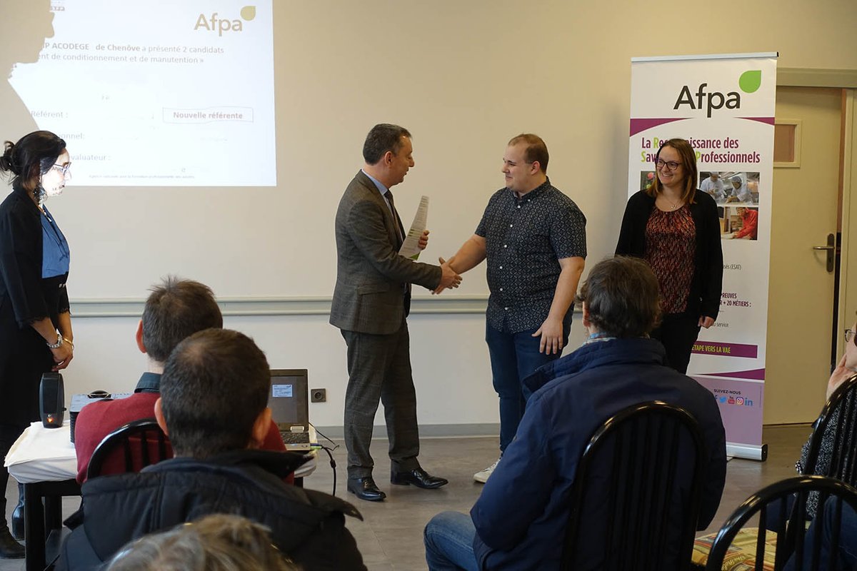 AFPA_BFC's tweet photo. La #RSFP, un dispositif qui s'inscrit dans la lutte contre l'exclusion des individus. 21 candidats ont reçu ce matin leur Portefeuille de compétences des mains de @maurice_TUBUL à l'Afpa #Chevigny. Des compétences validées et valorisées! #Direccte #Acodege #Esat #sdat https://t.co/IdxkHY2MaU