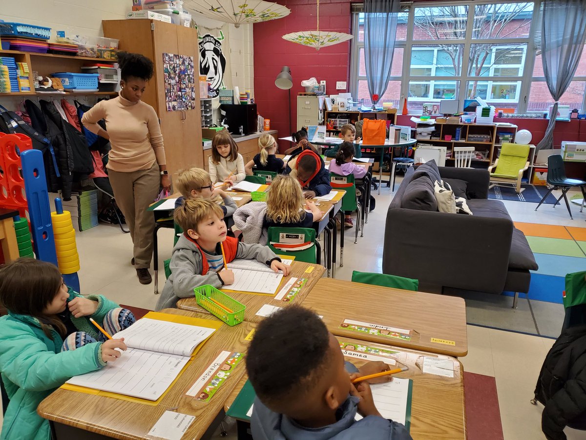 MelissaH_G's tweet photo. Phonics modeling by GA TOTY! Amazing work and guidance! @parksideaps @principalfoster @2020GaTOTY @MsFulmerES https://t.co/8K7sqLz8YK