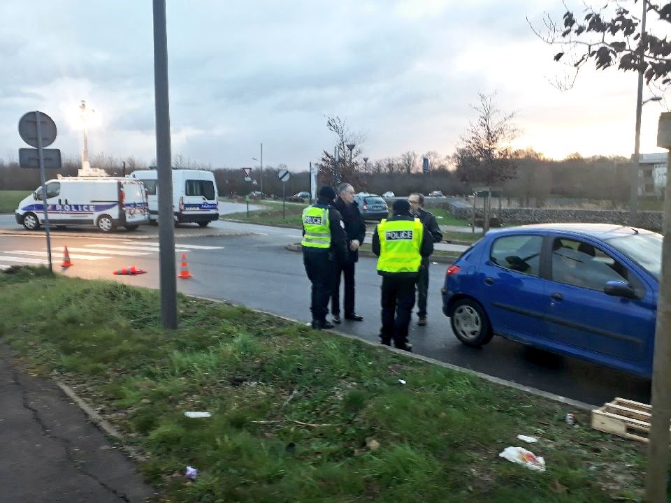Prefet77's tweet photo. Gerard Branly #SPTorcy et @PoliceNat77 en opération #securiteroutiere dans le nord de la #SeineEtMarne. Contrôle de l'éclairage et vérification du respect du code de la route. #VivreEnsemble https://t.co/AZsshhNGoI