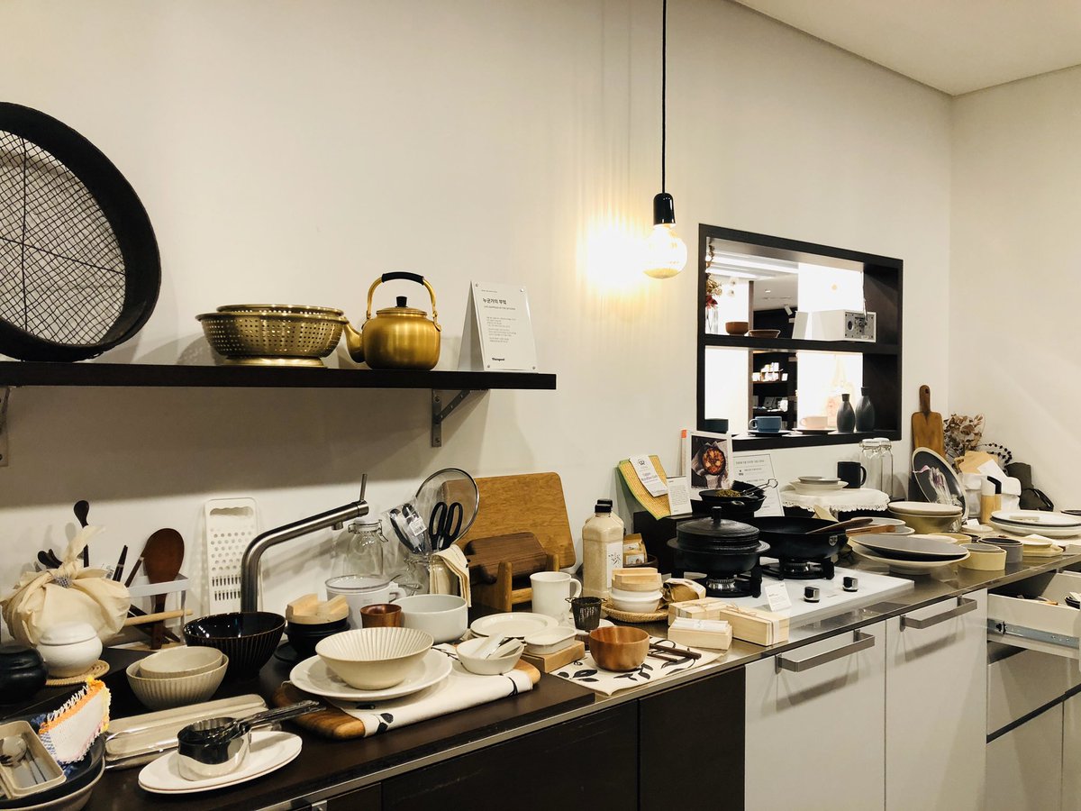 아크앤북 안쪽에 있는 띵굴마켓. 빼곡하지만 단정한 살림살이들로 가득한 곳.