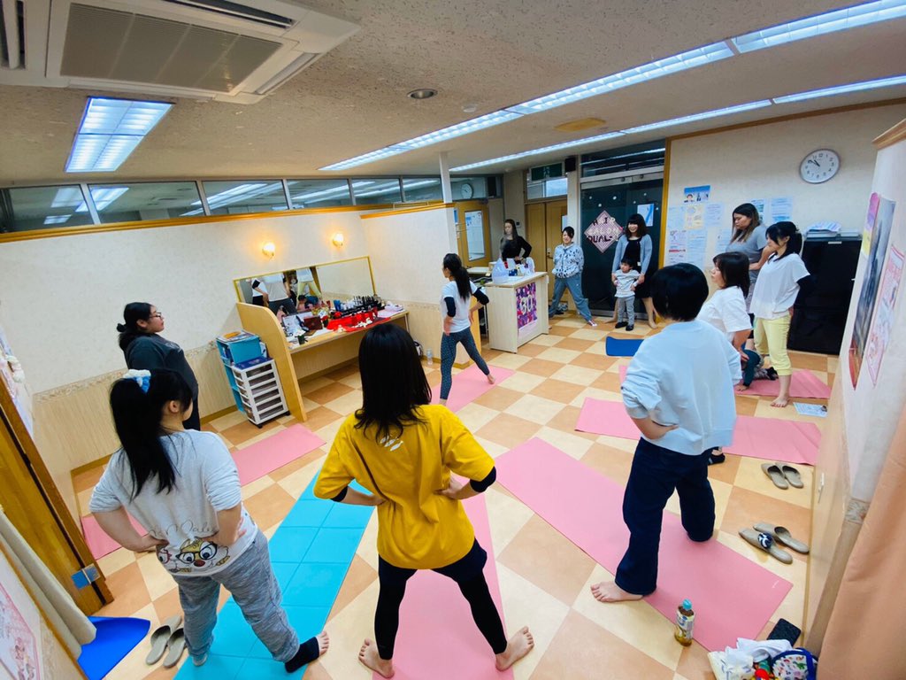 Dual_1_0916's tweet photo. 先日サロンでヨガレッスンをしました!!ヨガの先生をお呼びしてのレッスン😳‼本格的なヨガを学べました
みんなで身体スッキリほし😆
#ヨガ
#デュアルワン
#dual1
#心身ともにリフレッシュ https://t.co/ylOjyDqmws