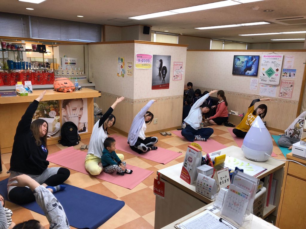 Dual_1_0916's tweet photo. 先日サロンでヨガレッスンをしました!!ヨガの先生をお呼びしてのレッスン😳‼本格的なヨガを学べました
みんなで身体スッキリほし😆
#ヨガ
#デュアルワン
#dual1
#心身ともにリフレッシュ https://t.co/ylOjyDqmws