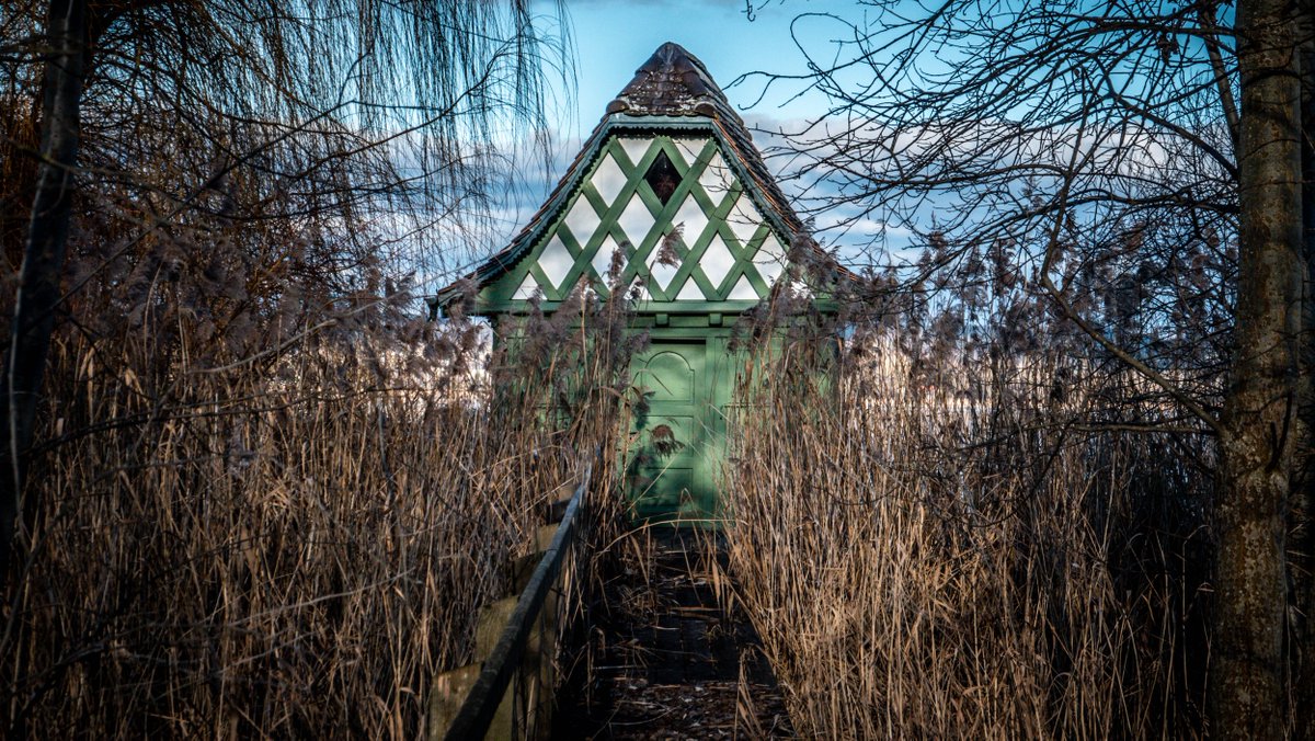 Beers_and_Beans's tweet photo. Small Wooden Bathing House in Winter
#winter19/20 #lakeconstance #bodensee #bathinghouse #photography https://t.co/75lWFKTvce