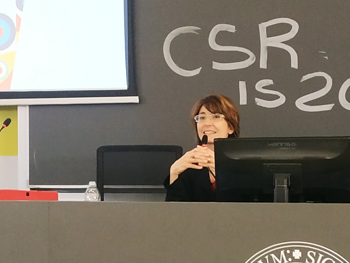 smartcommonslab's tweet photo. Cosa possono fare le persone quando si mettono in testa di realizzare un'idea? Concretamente? Prosegue la tappa di Torino con Francesca Ricciardi Docente @unito che presenta due volti del futuro: Danilo Piton di Human e Bernice Dufie impegnata nella moda sostenibile. #CSRIS20TO https://t.co/HyCK58rLQW