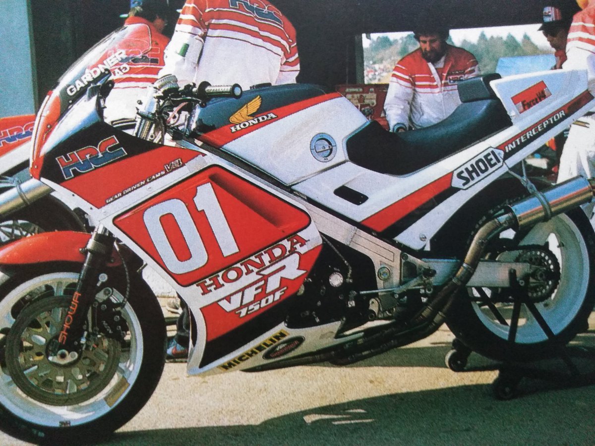 Sugo Racers 86年全日本選手権鈴鹿2 4 Tt F1クラスに出走したスーパーバイク仕様のホンダvfr750です ワイン ガードナー選手が乗り 予選1位 決勝でも優勝しました Waynegardner Vfr750 Honda Superbike ワインガードナー ホンダ スーパーバイク