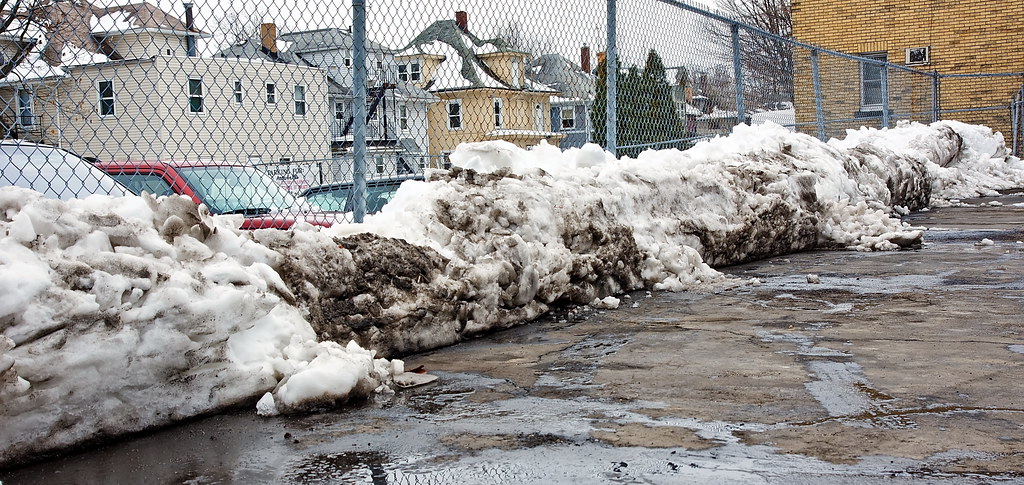 грязный весенний снег. грязный снег. грязный снег. идет грязный снег. грязный снег.