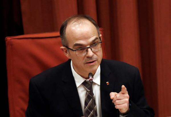 VilaWeb's tweet photo. [DIRECTE] Turull diu que l'empresonament durant la sessió d'investidura no va ser només una decisió del jutge Pablo Llarena

'En tot plegat hi ha una x que em falla' 

https://t.co/e8gGRjH5Pn https://t.co/k7xzwLGR12