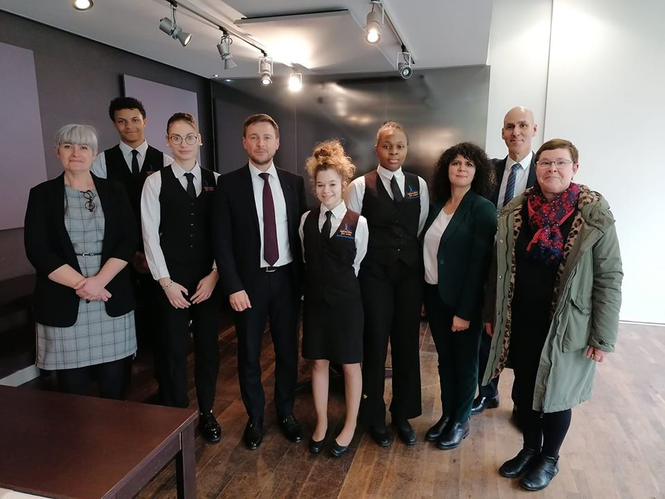 Monsieur Olivier Wambecke. Au restaurant d'application, avec les élèves de Terminale CAP Service en Restaurant.
<a href="/OlivierWambecke/">Olivier Wambecke</a>
 @EducationFrance
 <a href="/LH_LeHavre/">Le Havre</a>