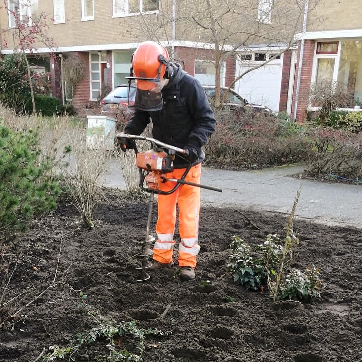 SIGHTLS's tweet photo. In de 1e weken van het nieuwe jaar is er hard gewerkt aan het snoeien en aanplanten van plantvakken aan de Helperzoom in Groningen! Straks volop groei en bloei aan de Helperzoom! #wijmakendewereldmooier #groningen #sightlandscaping #groen #helperzoom @gemeente_groningen https://t.co/ZOKqXGa6qv