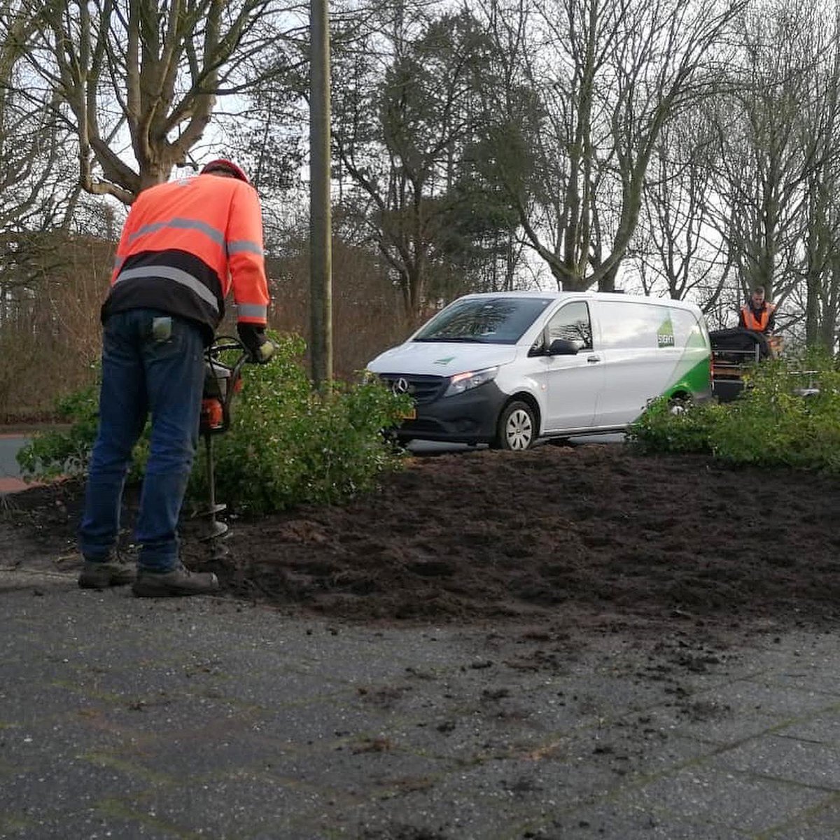 SIGHTLS's tweet photo. In de 1e weken van het nieuwe jaar is er hard gewerkt aan het snoeien en aanplanten van plantvakken aan de Helperzoom in Groningen! Straks volop groei en bloei aan de Helperzoom! #wijmakendewereldmooier #groningen #sightlandscaping #groen #helperzoom @gemeente_groningen https://t.co/ZOKqXGa6qv