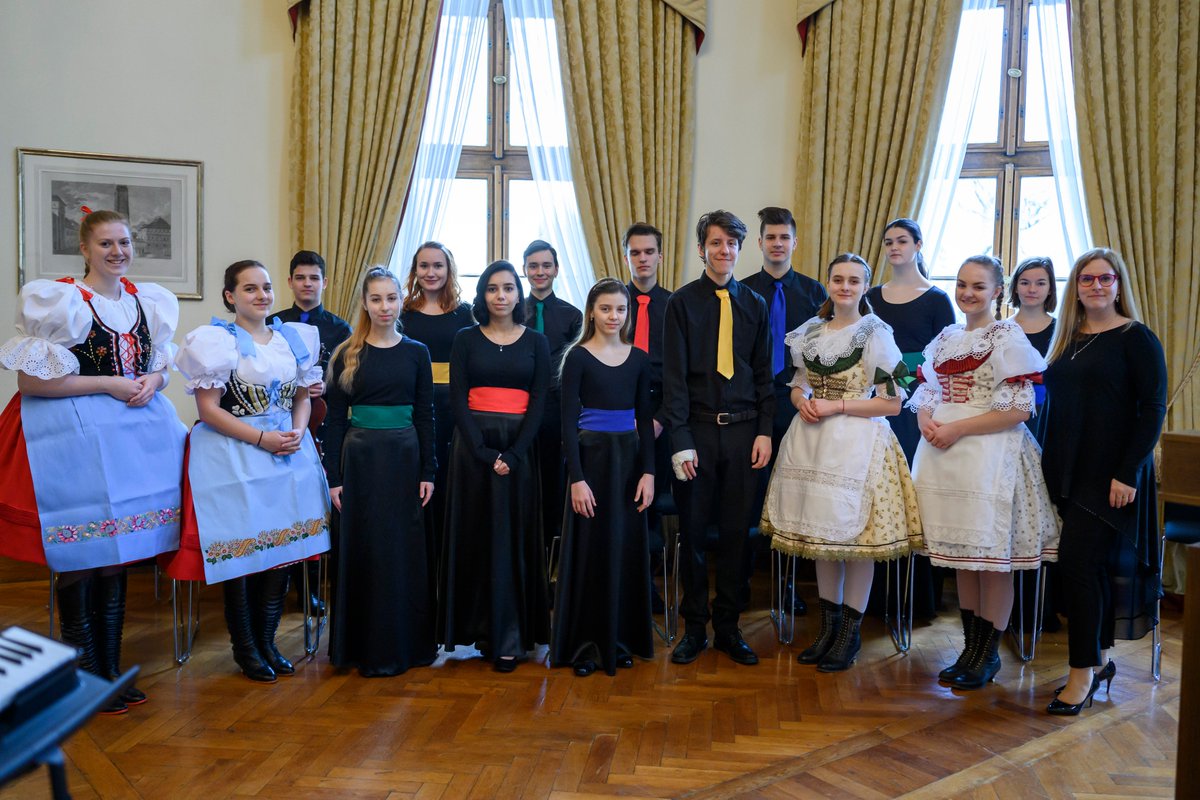 velvyslanec_SRN's tweet photo. Z Indonésie přes Německo do Prahy díky projektu partnerství škol. Absolvent moderoval slavnostní podpis memoranda o porozumění mezi partnerskými školami v regionu střední a východní Evropy. Učit se německy se vyplatí!
#PASCH #paschnet #sprechtime #nemcina #deutsch #MOE https://t.co/zIQCUEiTva
