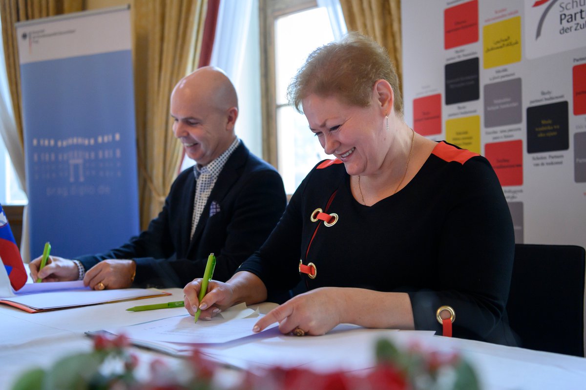 velvyslanec_SRN's tweet photo. Z Indonésie přes Německo do Prahy díky projektu partnerství škol. Absolvent moderoval slavnostní podpis memoranda o porozumění mezi partnerskými školami v regionu střední a východní Evropy. Učit se německy se vyplatí!
#PASCH #paschnet #sprechtime #nemcina #deutsch #MOE https://t.co/zIQCUEiTva