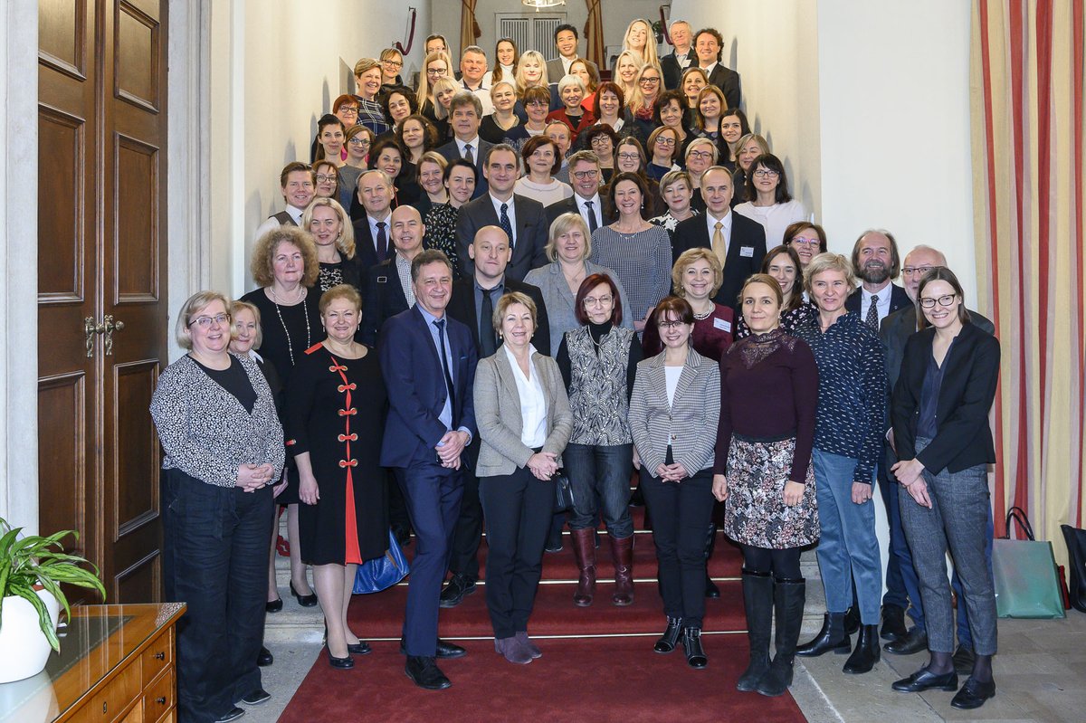 velvyslanec_SRN's tweet photo. Z Indonésie přes Německo do Prahy díky projektu partnerství škol. Absolvent moderoval slavnostní podpis memoranda o porozumění mezi partnerskými školami v regionu střední a východní Evropy. Učit se německy se vyplatí!
#PASCH #paschnet #sprechtime #nemcina #deutsch #MOE https://t.co/zIQCUEiTva