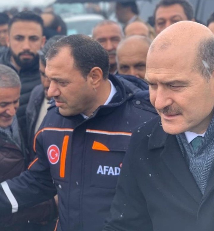 narbalk_p's tweet photo. Tabi tatil yapmak senin işin. Hizmet etmek, yaraları sarmak, milletinin, vatandaşın yanında olmak devletin işi. Boşuna demiyoruz: #Gönüldengönülebiryolvar o yolada kayarak gidilmiyor.
#KaymakOnaYakısıyor https://t.co/BwJNIN6cxM
