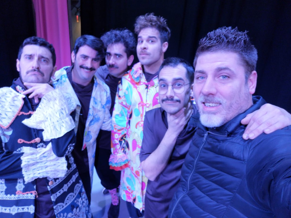 Esta mañana con maneras muy Inglesas, #LosMejía vuelven a la carga en #LaParalela con sus #CuentosdePrincesas 
Para el #ColegioBritanico de #Cordoba y con su gran corazón nos acompañará nuestro amado <a href="/Peter_Font/">Peter Font 90's</a> 
#LosMejía #Cuentos y #MomentosMagicos en #LosPedroches