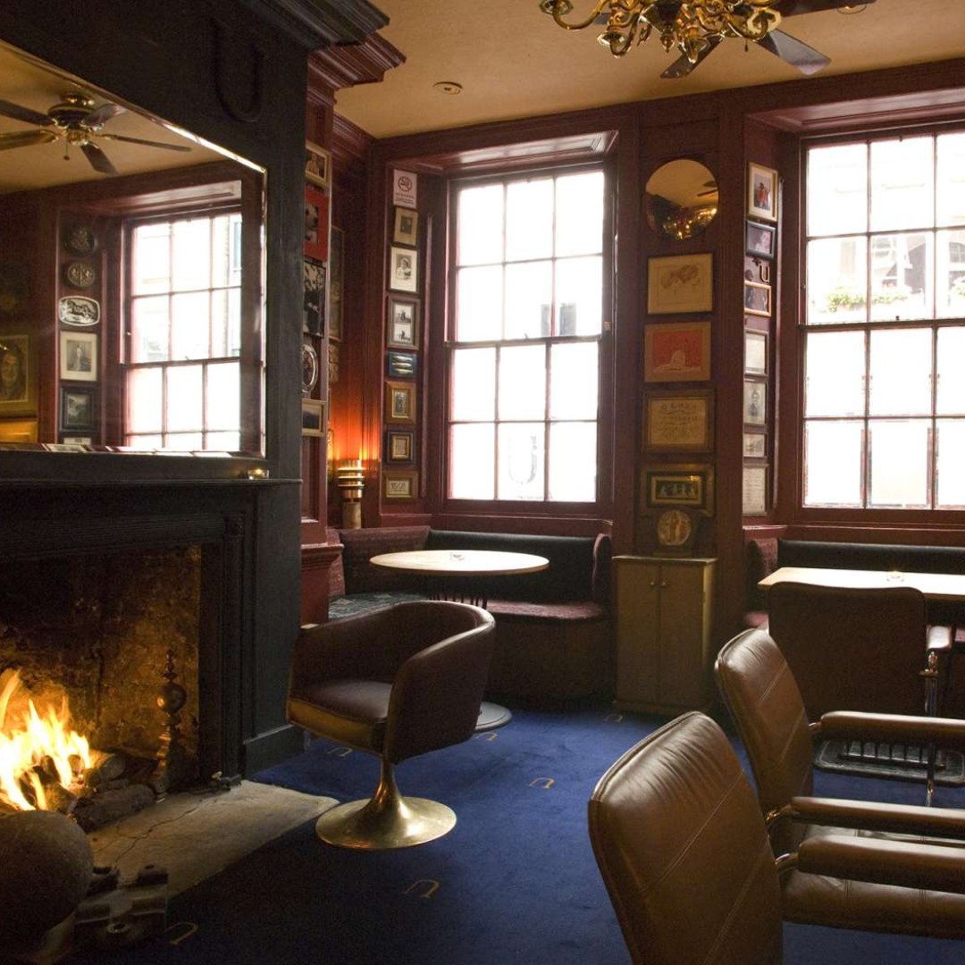 TheUnionClub's tweet photo. Planning your weekend? Don't forget the ground floor bar will be open for your enjoyment from 6pm on Saturday 1st February. Email reception@unionclub.co.uk for a table booking and make the most of what the weekend has to offer! #WeekendWarriors #SaturdaysInSoho #UnionClub https://t.co/3JAaICd9R9
