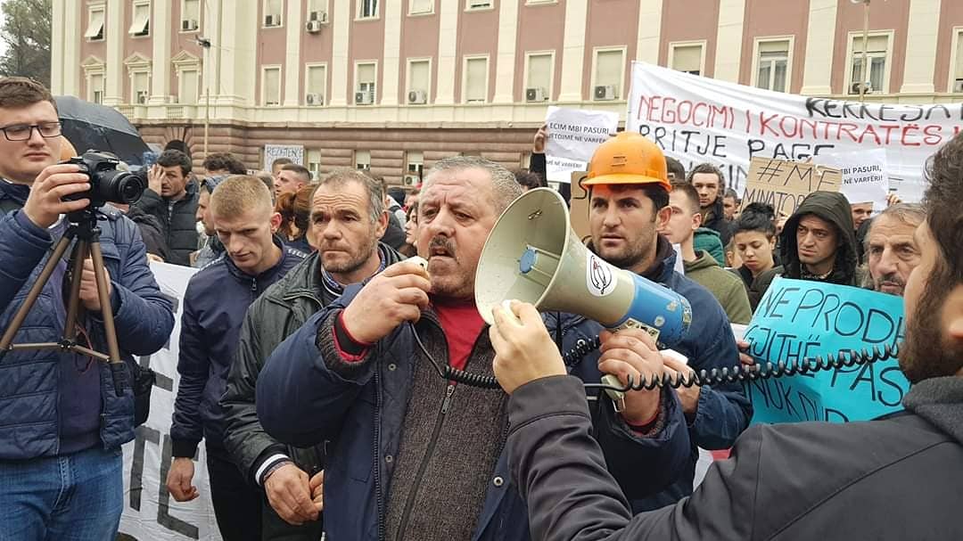 citizensalb's tweet photo. #minatorët #bulqize #marshim
Në marshimin para Ministrisë së Financave @FinancaGovAl , Kryeministrisë @kryeministriaal, zyrave të kompanisë Albchrome dhe Inspektoriatit të Punës minatorët kërkuan rikthimin në punë të të pushuarve dhe kushte më të mira pune. https://t.co/kJ7oGp7c5U
