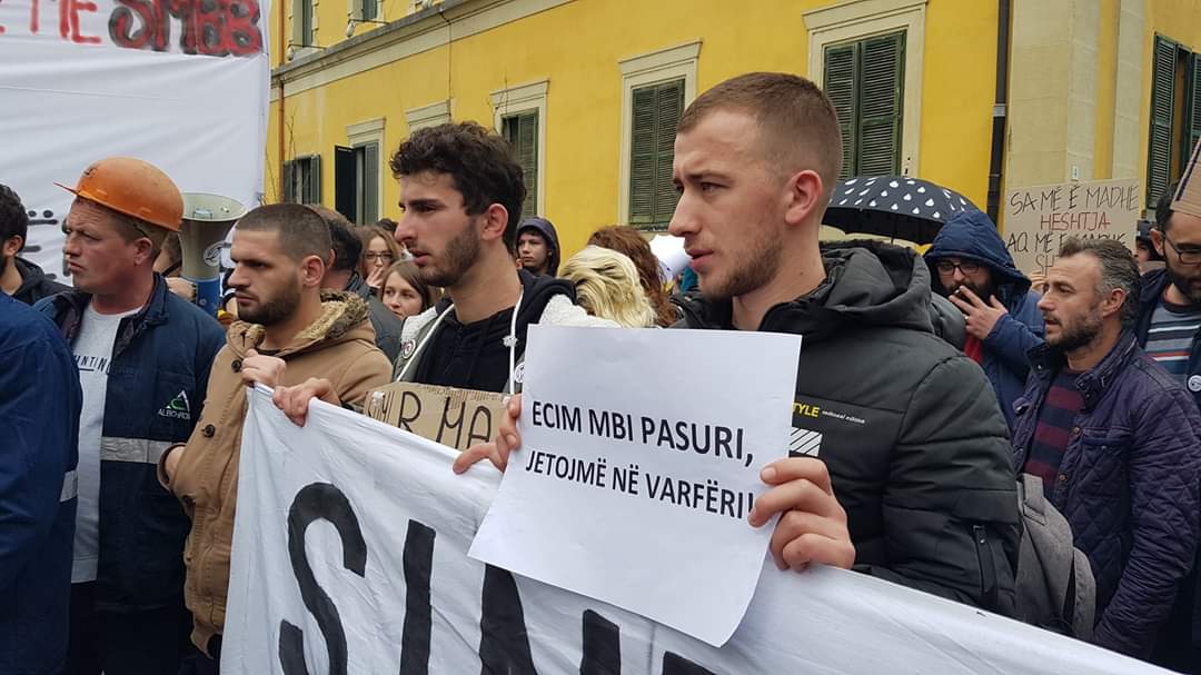 citizensalb's tweet photo. #minatorët #bulqize #marshim
Në marshimin para Ministrisë së Financave @FinancaGovAl , Kryeministrisë @kryeministriaal, zyrave të kompanisë Albchrome dhe Inspektoriatit të Punës minatorët kërkuan rikthimin në punë të të pushuarve dhe kushte më të mira pune. https://t.co/kJ7oGp7c5U