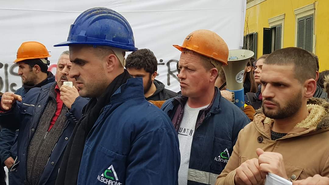 citizensalb's tweet photo. #minatorët #bulqize #marshim
Në marshimin para Ministrisë së Financave @FinancaGovAl , Kryeministrisë @kryeministriaal, zyrave të kompanisë Albchrome dhe Inspektoriatit të Punës minatorët kërkuan rikthimin në punë të të pushuarve dhe kushte më të mira pune. https://t.co/kJ7oGp7c5U