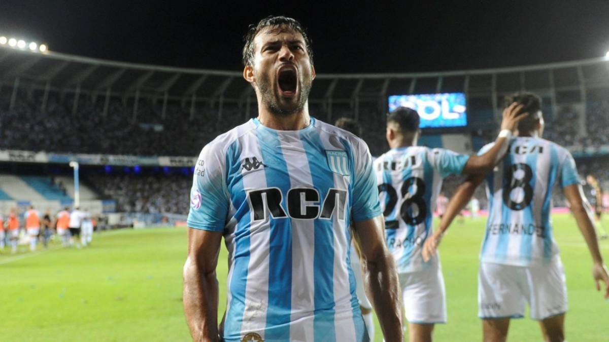 rpositivook's tweet photo. ➡️Llegó, se puso la camiseta y cumplió. Bicampeón, lider, querido y respetado. Titular o suplente pero siempre aportando. #Racing lo adoptó y Darío se siente parte.
#CvitanichNoSeVa https://t.co/6grXjejToZ