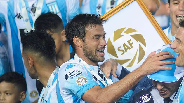 rpositivook's tweet photo. ➡️Llegó, se puso la camiseta y cumplió. Bicampeón, lider, querido y respetado. Titular o suplente pero siempre aportando. #Racing lo adoptó y Darío se siente parte.
#CvitanichNoSeVa https://t.co/6grXjejToZ