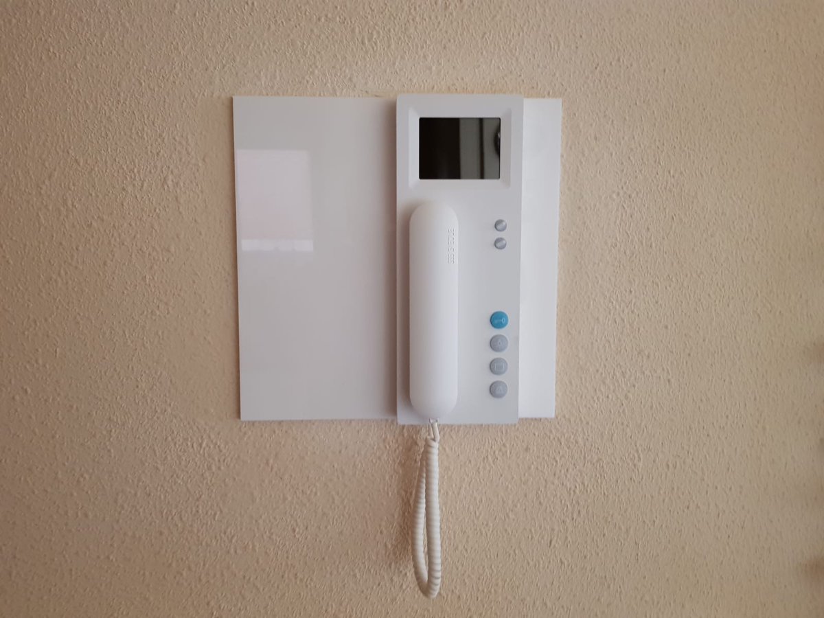Lowik_Almelo's tweet photo. Onze monteurs zijn momenteel bezig met het vervangen van de videofooninstallatie in diverse appartementen-complexen van woningcorporatie Beter Wonen te Almelo. De werkzaamheden zijn onderdeel van het planmatig onderhoud technische installaties i.o.v. #BeterWonen #Almelo https://t.co/pabI3MGXqV