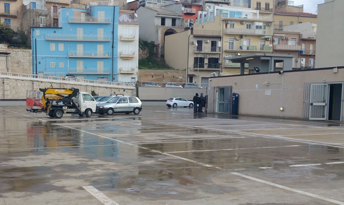 ComunediGela's tweet photo. Riapre al pubblico il parcheggio Arena. A quasi due anni dalla sua chiusura i cittadini potranno riutilizzare la terrazza di via Colombo ed il piano sottostante a partire da oggi. L’intervento della Ghelas consente di poterlo sfruttare 24 ore su 24. L’area sarà videosorvegliata https://t.co/rplE8uEItg