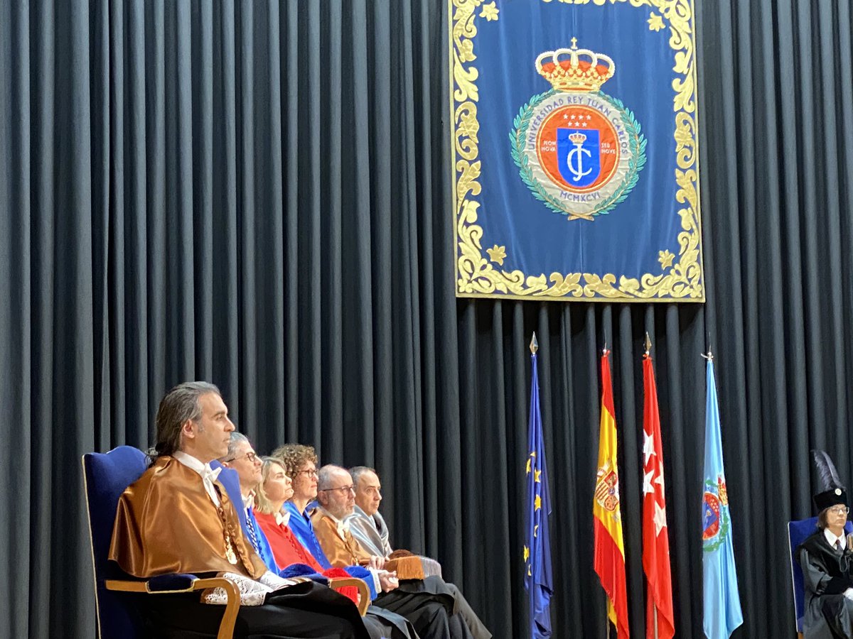 Telefonica's tweet photo. Orgullo @Telefonica ‼️

@chemaalonso investido Doctor Honoris Causa por la @urjc 

“Ser Hacker es estar dispuesto siempre a hacerse preguntas para mejorar. Hackers: el mundo está ahí fuera esperando que lo cambiéis” 

Enhorabuena Chema. #SomosTelefonica https://t.co/A3oVbzRtk5