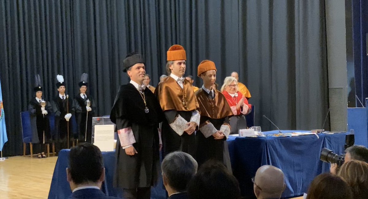 Telefonica's tweet photo. Orgullo @Telefonica ‼️

@chemaalonso investido Doctor Honoris Causa por la @urjc 

“Ser Hacker es estar dispuesto siempre a hacerse preguntas para mejorar. Hackers: el mundo está ahí fuera esperando que lo cambiéis” 

Enhorabuena Chema. #SomosTelefonica https://t.co/A3oVbzRtk5