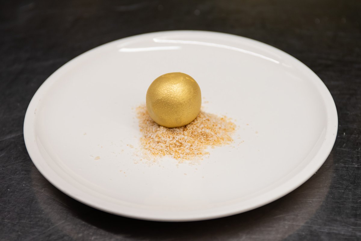PLAZACORUNA's tweet photo. "Bola de oro de chocolate blanco y maracuyá".

Es el postre que tenemos reservado para ti en nuestro paquete de #SanValentín Premium💛 con cena #showcooking en el SKY BAR✨

Consulta condiciones en el:
☎️ 981 290 111
📧 plaza@hotelplaza.es
🌍 https://t.co/zYTVJApsrh https://t.co/4WCN83tbrI