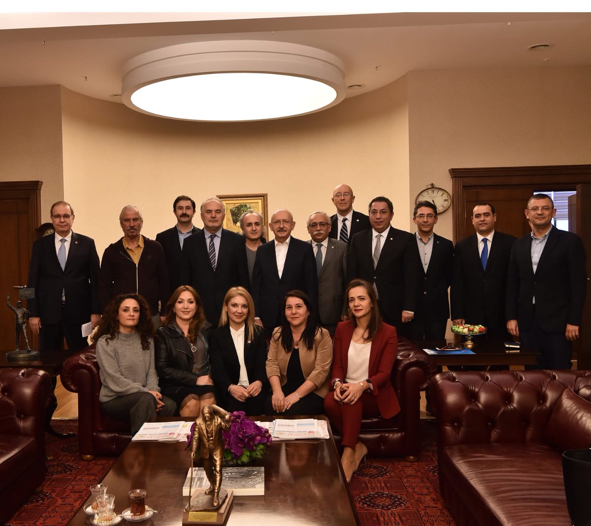 Sağlık Meslek Örgütü Temsilcileri dün Genel Başkanımız Sn. <a href="/kilicdarogluk/">Kemal Kılıçdaroğlu</a>'nu ziyaret ederek, sağlıkta şiddeti anlattılar.

👉 Şiddeti birlikte önleyeceğiz. 
👉 "Sağlıkta Dönüşüm" enkazını birlikte kaldıracağız.
👉Halk sağlığını önceleyen politikaları birlikte savunacağız!