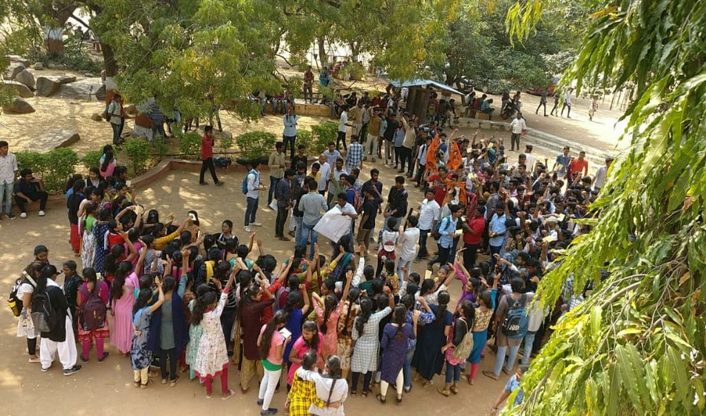 Sreelek89554714's tweet photo. Day -2 #postcardprotest #avcollegebachao
As a part of Av College Bachao Andolan, today we had a post card protest, writing post cards to the Governor of Telangana saying -dismiss @navinmittal and make AV college into a Government college @KTRTRS @ABVPVoice https://t.co/03XJjLxmF4