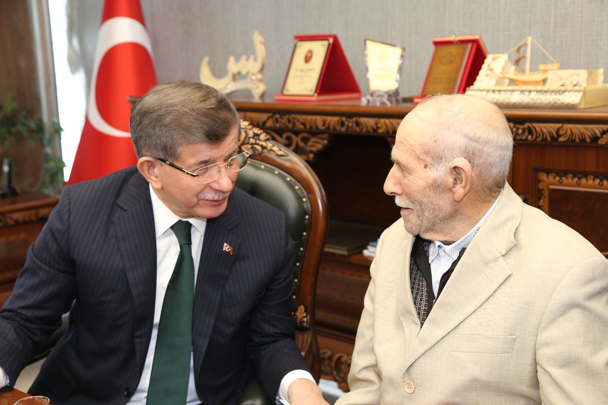 Ahmet_Davutoglu's tweet photo. Elazığ’da depremden etkilenen vatandaşlarımızla buluştuk, acılarına ortak olduk. Bu zor günleri hep birlikte aşacağız. Hayatını kaybedenlere Allah’tan rahmet, yaralılara acil şifa diliyorum. #Elazığ https://t.co/2BiONpa1u7